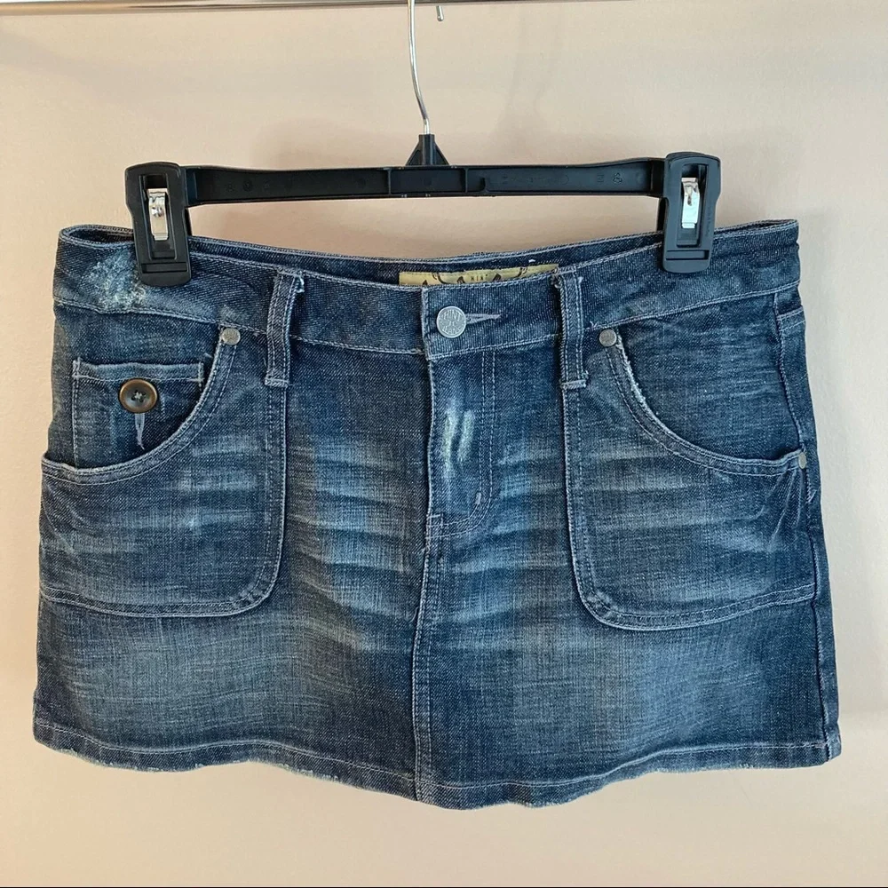 EUC -HINT JEANS Size 7 Dark Wash w/Whiskers Distressed Denim Mini Skirt Like New - Picture 1 of 4